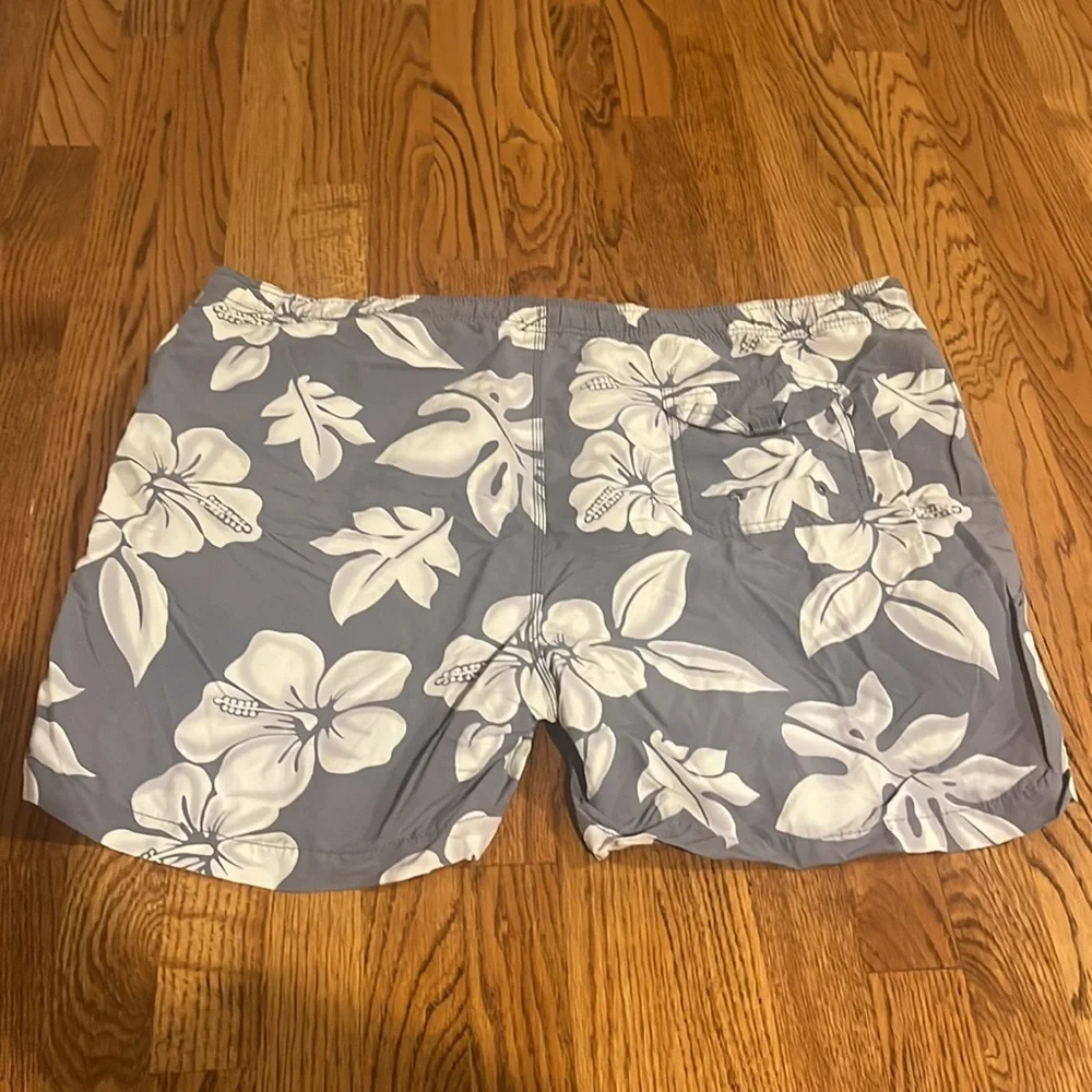 Tommy Bahama Men’s Grey Flower Swim Trunks Size XL